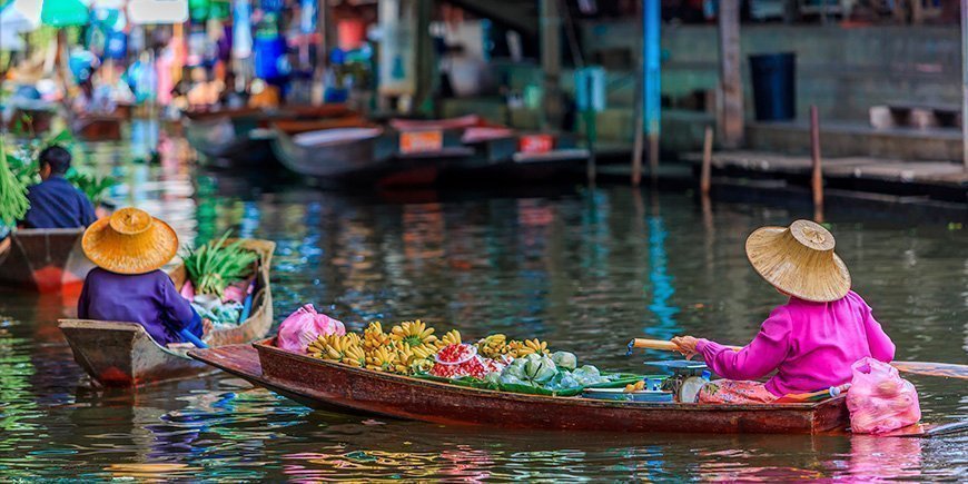 Veneet kelluvilla markkinoilla Bangkokissa, Thaimaassa.