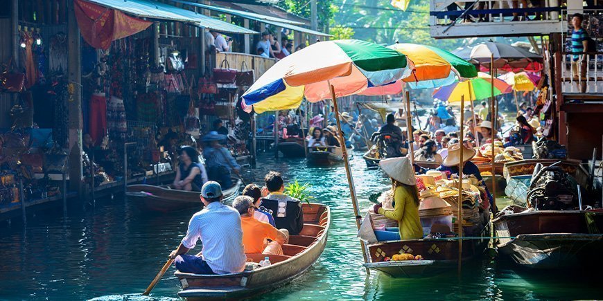 Kuva kelluvilta markkinoilta Bangkokissa, Thaimaassa.