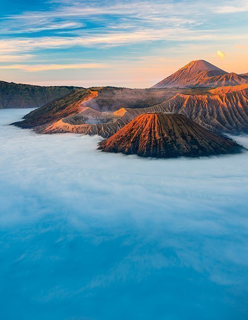 Aamusumun ympäröimä Bromo-tulivuori auringonnousun aikaan Itä-Jaavalla Indonesiassa