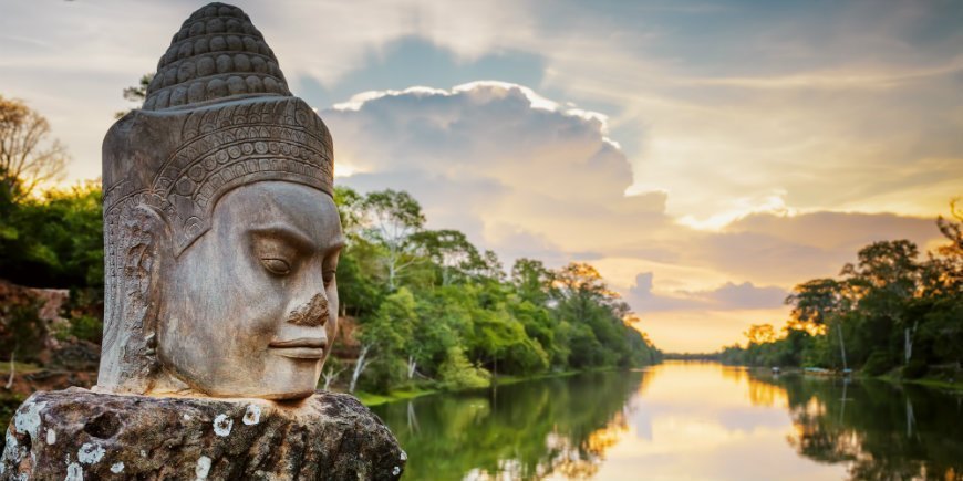 Patsas Angkor Thomin eteläisen sisäänkäynnin luona Kambodžassa