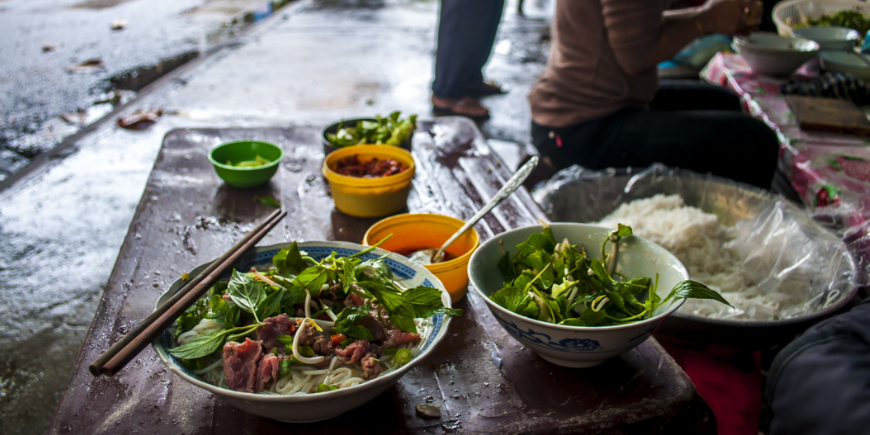 Vietnamilaista pho-keittoa Hanoin katukeittiöstä