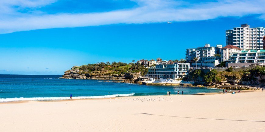 Panoraamanäköala Bondi Beachillä, sininen taivas ja meri, Australian Sydney talvella 