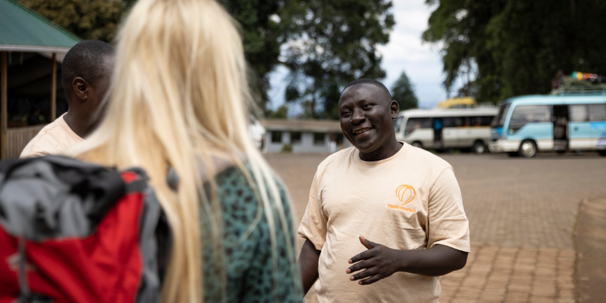 Matka-asiantuntija paikallisen oppaan kanssa kohteessa Moshi, Tansania
