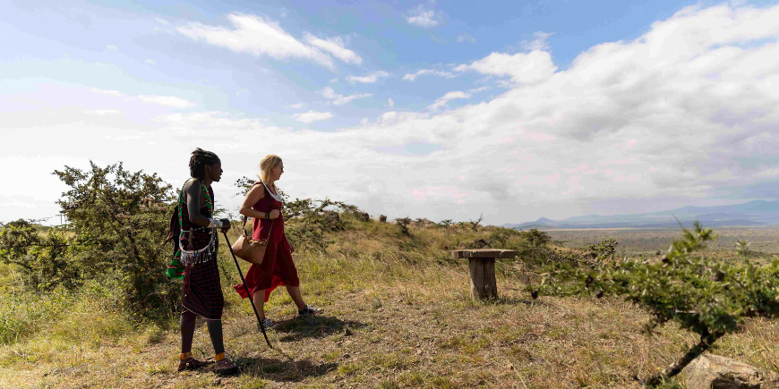 Matka-asiantuntija Masain kanssa Osiligilai-leirillä Tansaniassa
