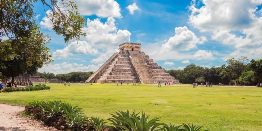 Chichen Itzan pyramidi Meksikossa aurinkoisena päivänä