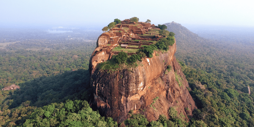 leijonakallio sigiriya sri lankassa linnun silmin katsottuna