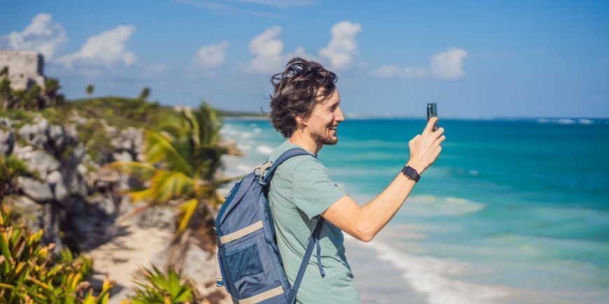 Mies ottaa kuvaa ympäristöstä Tulumissa Meksikossa