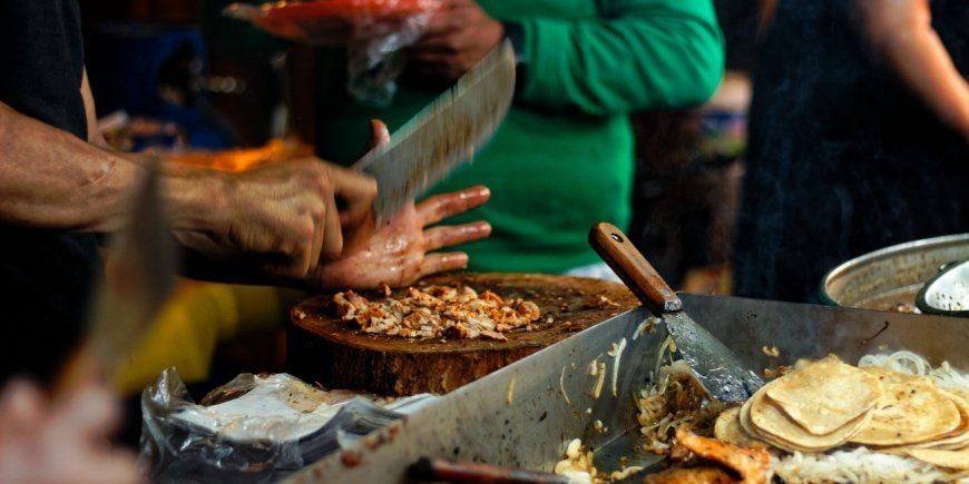 Ruoanlaittoa katukeittiössä Meksikossa