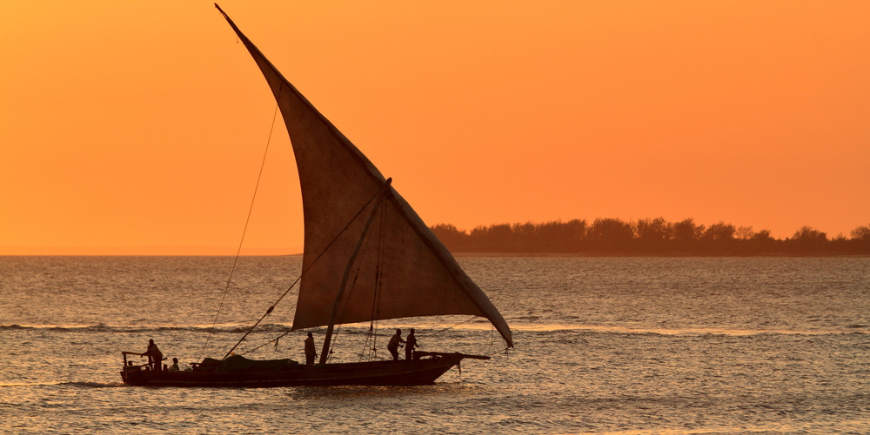 Perinteinen dhow-purjevene auringonlaskun aikaan, Sansibar, Tansania