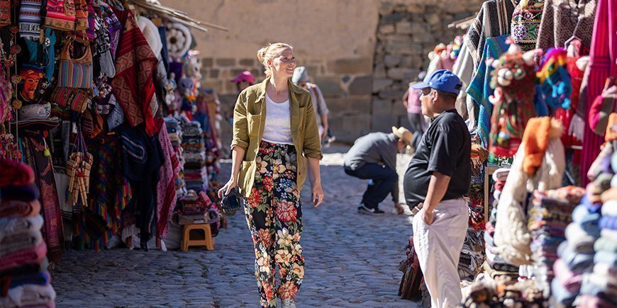 Nainen kävelee torilla Perun Cuscossa