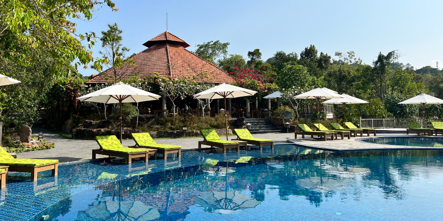 Uima-allas ja aurinkotuoleja Green Bay Resortissa Phu Quocissa 