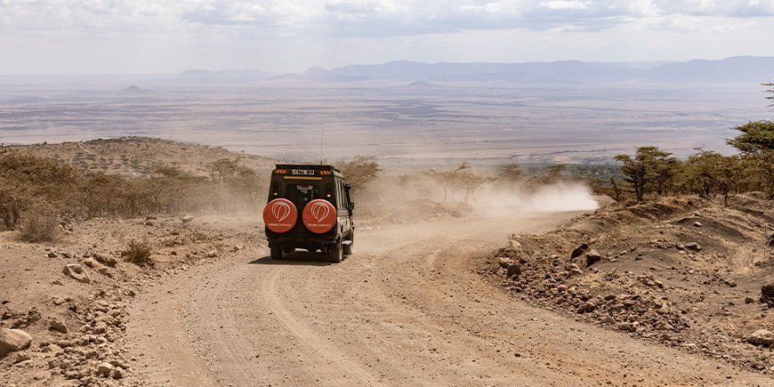 TourCompass-auto hiekkatiellä Tansaniassa.