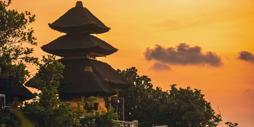 Uluwatu-temppeli auringonlaskun aikaan