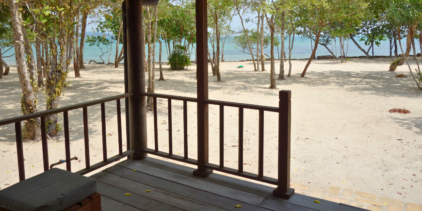 Näkymä rantahuvilan verannalta Green Bay Resortissa Phu Quocissa