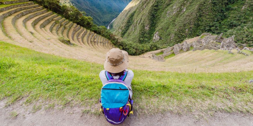 Terassoitu vuorenrinne ja rakennuksia Winay Waynassa, Inkapolku, Machu PIcchu, Cusco, Peru.