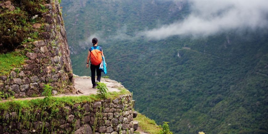 Naiset kävelevät kallion reunalla, Machu Picchu, Peru