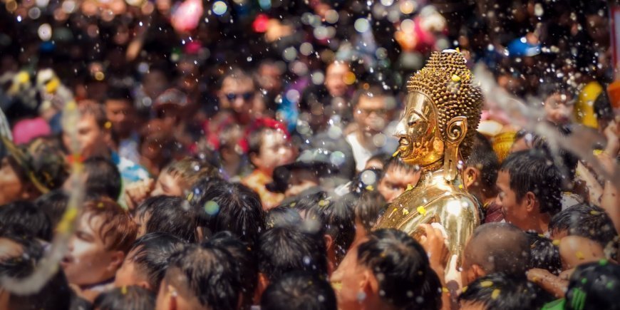Buddha-patsas vesiseremoniassa thaimaalaisen uudenvuoden aikana