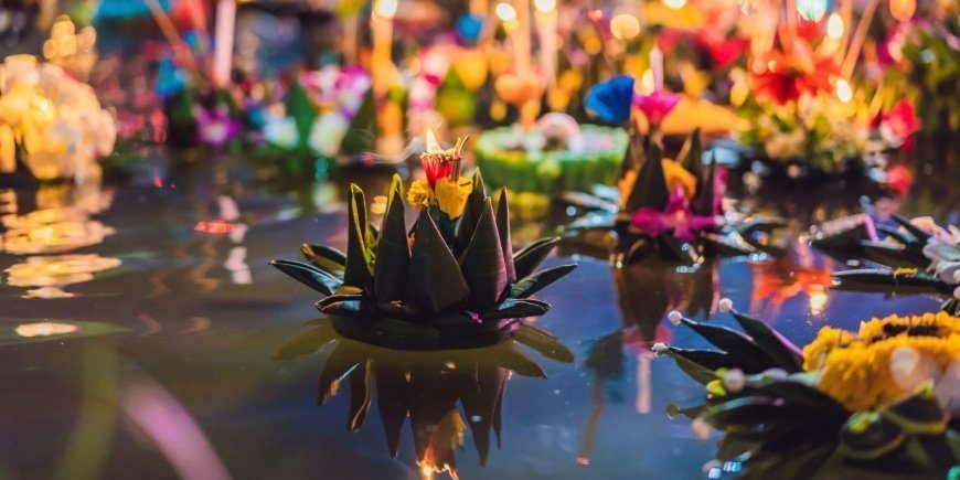 Kratong kelluu vedessä Loy Krathong -juhlassa Thaimaassa