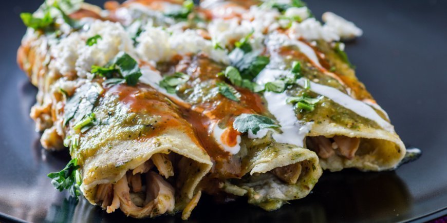 Meksikolaista enchiladaa lautasella