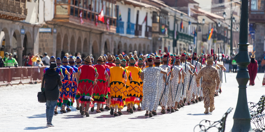 Paraati ja inkapukuja festivaalilla Cuscossa