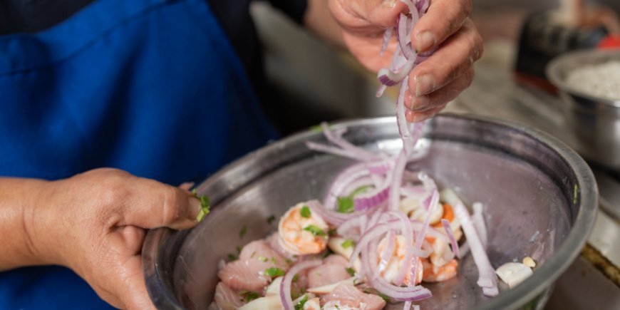 Henkilö valmistaa cevicheä