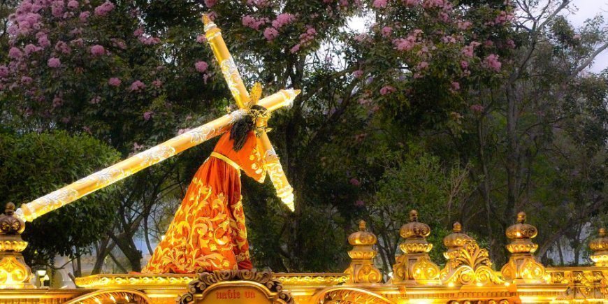 Jeesus-patsas risti selässään pääsiäisjuhlissa Guatemalassa
