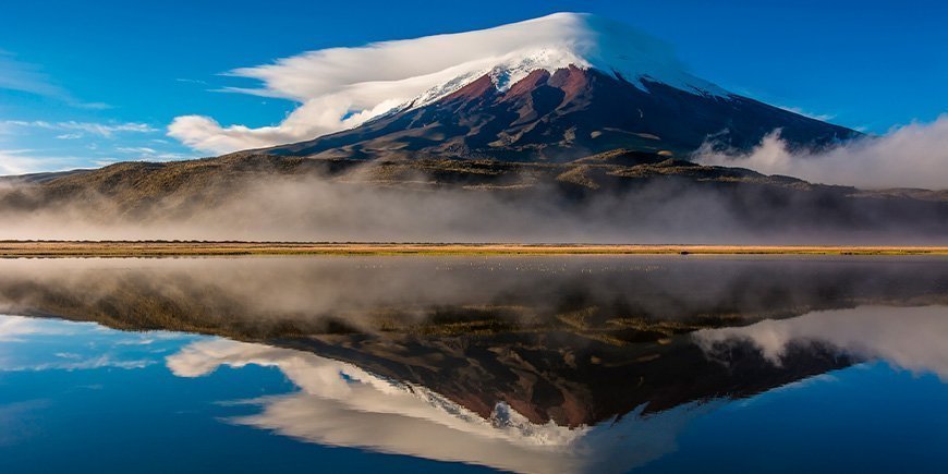 Cotopaxi-tulivuori Ecuadorissa heijastuu veteen