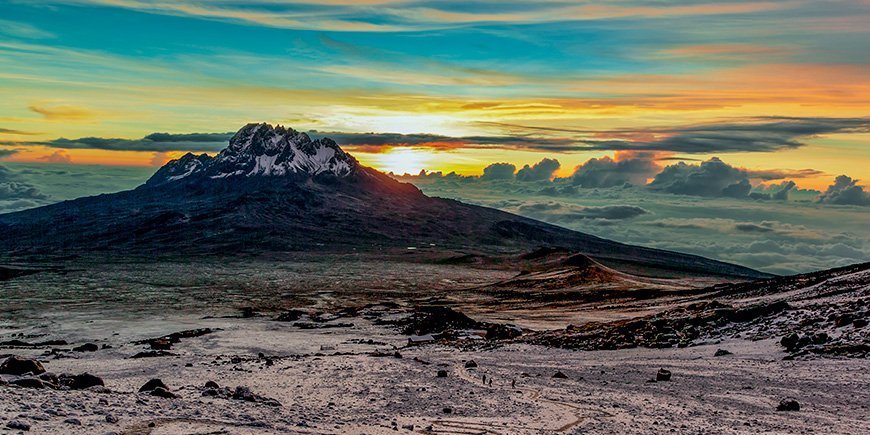 Näkymä Kilimanjarolle auringonnousun aikaan