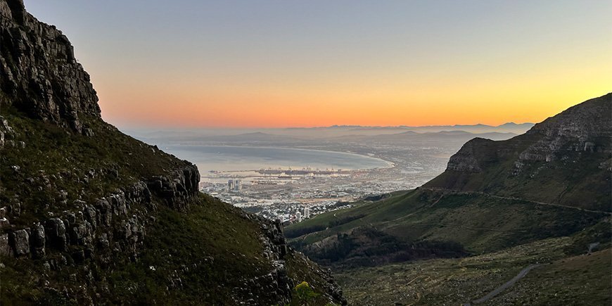 Näkymä Kapkaupunkiin Pöytävuorelta auringonnousun aikaan