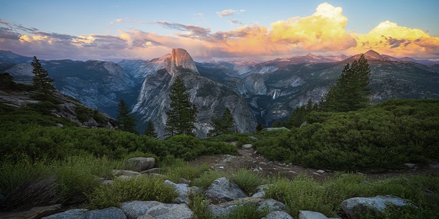Kauniit näkymät Half Domeen Yosemiten kansallispuistossa, USA