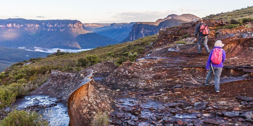 Pariskunta vaeltamassa Blue Mountains -vuorilla Australiassa.