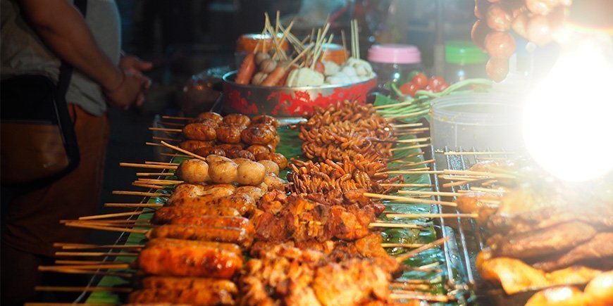 Katuruokaa Chiang Main yömarkkinoilla, Thaimaa