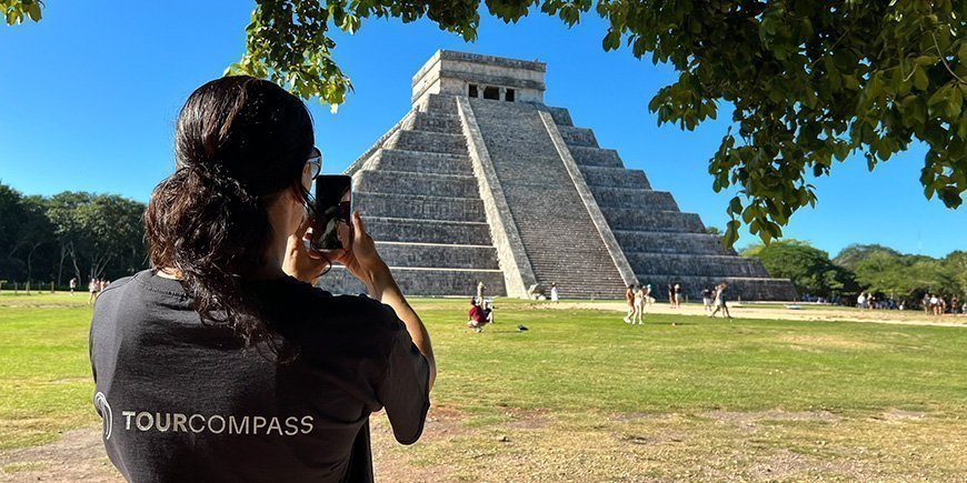 TourCompass-tiimin jäsen ottaa kuvan Chichen Itzasta Meksikossa.