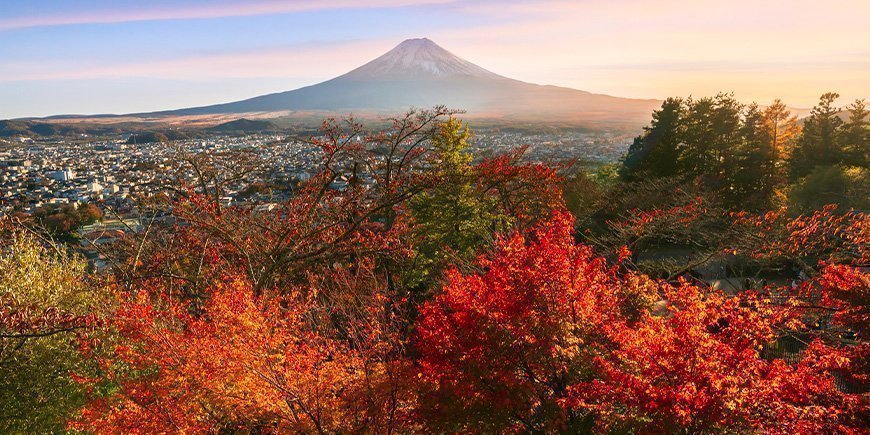 Syksyn värit ja näkymät Fuji-vuorelle Japanissa.
