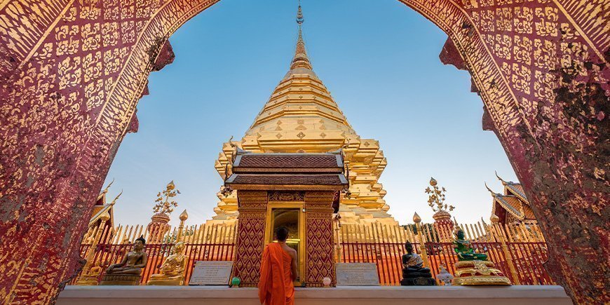 Munkki seisoo Wat Phra That Doi Suthep -temppelissä Chiang Maissa.