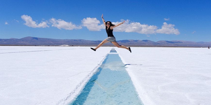 Nainen hyppää Salinas Grandesissa Argentiinassa