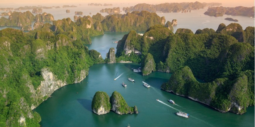 Yleiskatsaus veneisiin Ha Long Baylla
