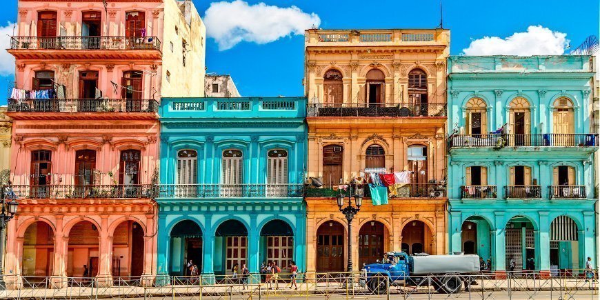 Värikäs rakennus Havannassa, Kuubassa