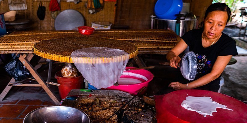 Vietnamilaiset naiset valmistavat riisipaperia Vietnamissa