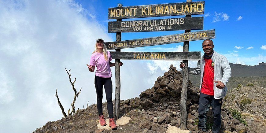 Catriona ja opas Cathedral Pointissa Kilimanjarolla