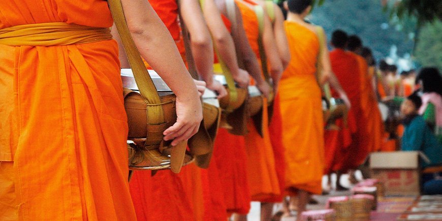 Munkit saavat almuja Luang Prabangissa