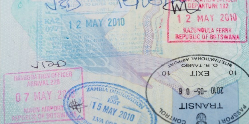 Afrikkaan matkustamisen leimoja passeissa.