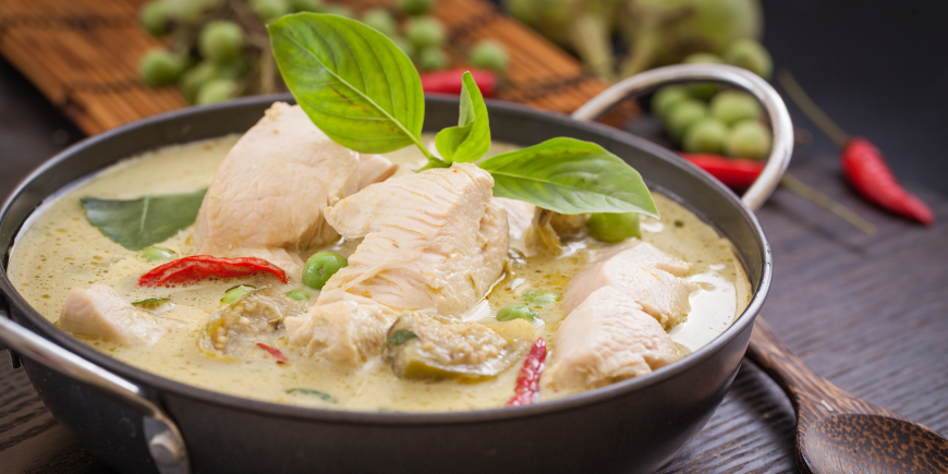 Thaimaalainen curry, jossa on kanaa