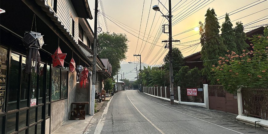 Auringonnousu Mae Sariangin kaduilla.