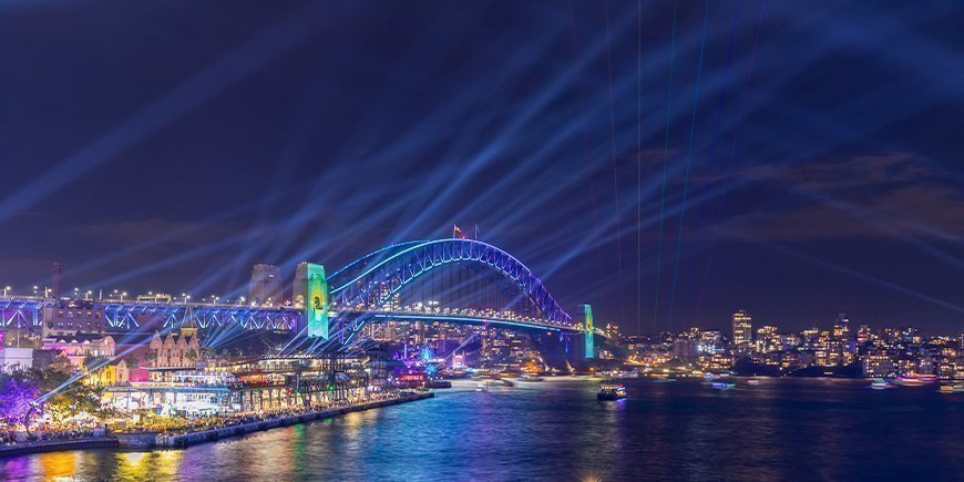 Sydneyn eläväinen valofestivaali, jossa valot näkyvät Harbour Bridge -sillan yllä.