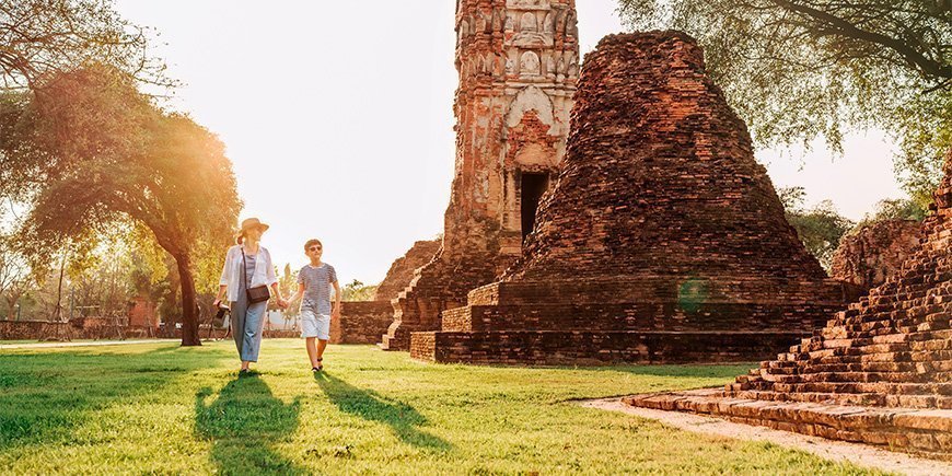 Äiti ja poika kävelyllä Ayutthayassa, Thaimaa