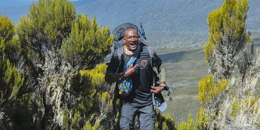 Onnellinen TourCompass-opas Kilimanjarolla