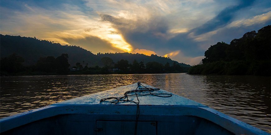 Veneretki Kinabatangan-joella auringonnousun aikaan