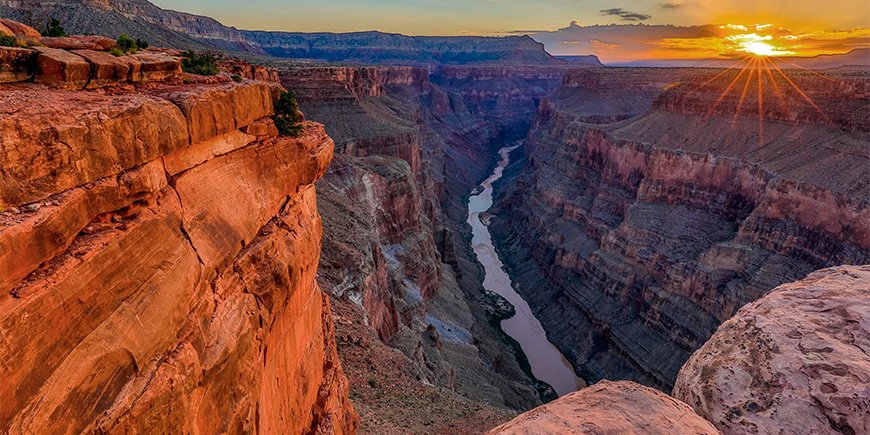 Auringonnousu Grand Canyonin eteläreunalla, Yhdysvallat.