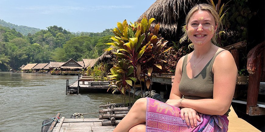Cecilie TourCompassista penkillä Kwai-joen rannalla